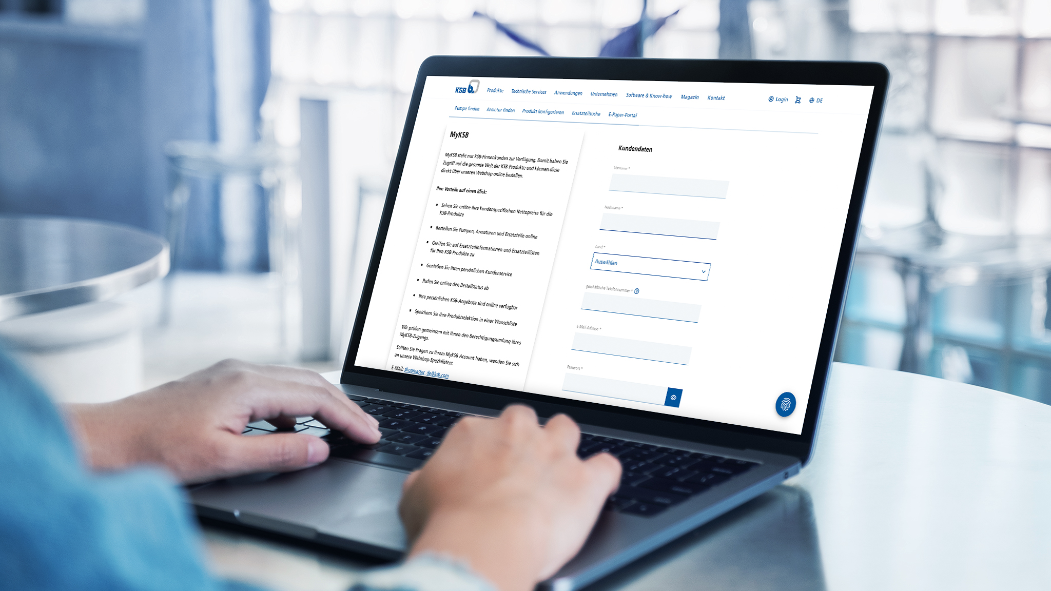 pic-Aufgeklappter Laptop