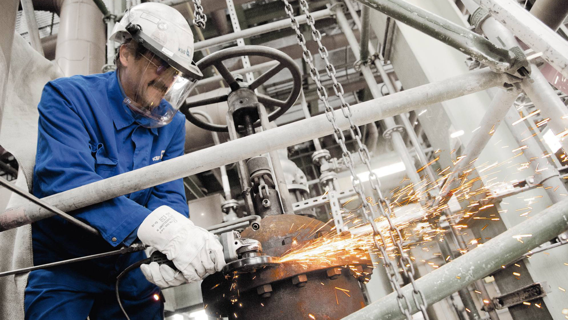 Technicien en soudage sur une valve